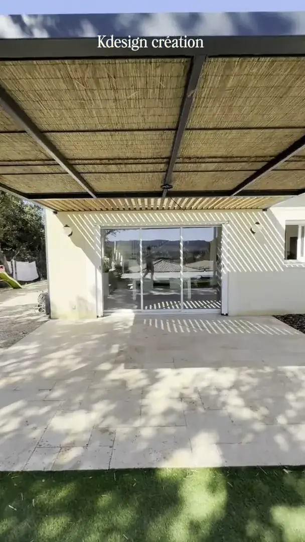 Pergola avec paillasson de Camargue, vue terrasse
